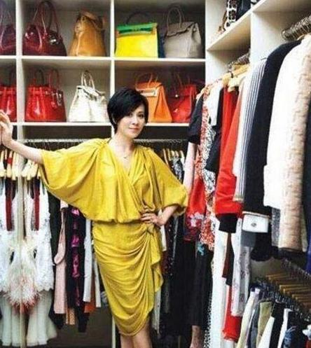 参观刘嘉玲在上海的豪宅，枕头上还绣着龙纹，把自己当皇太后了