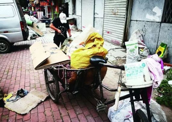 老人收养了四条流浪狗，每天一起收破烂，不离不弃好感人