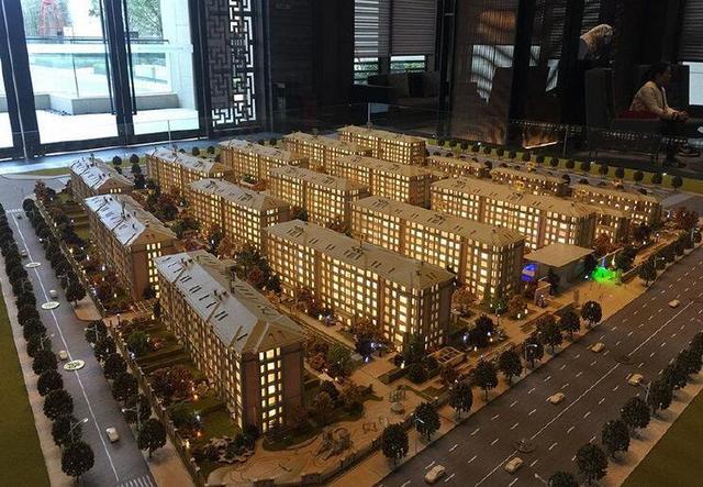 家里买房选西户好还是东户好？售楼经理说漏嘴，庆幸自家选对了