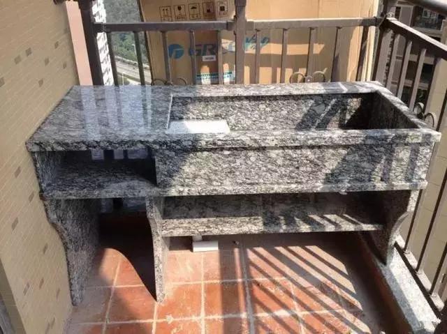 一个阳台就这样装，多出一个洗衣房，漂亮又实用！