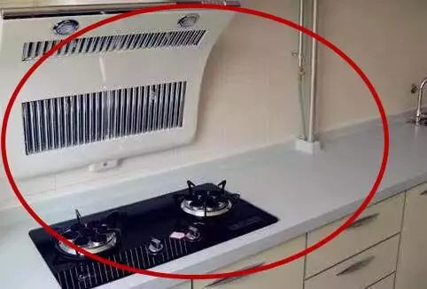 家里的油烟机用侧吸还是顶吸好？好多家庭装错都后悔了！