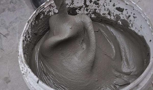 卫生间贴瓷砖别用水泥砂浆，城里流行这样铺更牢固，拽不下来！