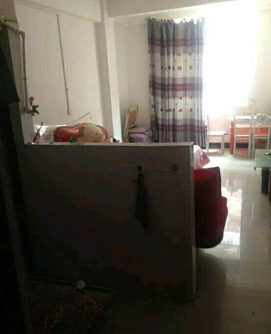 女租客跑了, 欠我几个月房租, 我只好开门进去