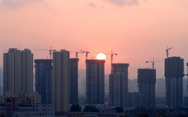 炒房人彻底凉凉，以前靠送礼买的房，现在房价“腰斩”也卖不掉