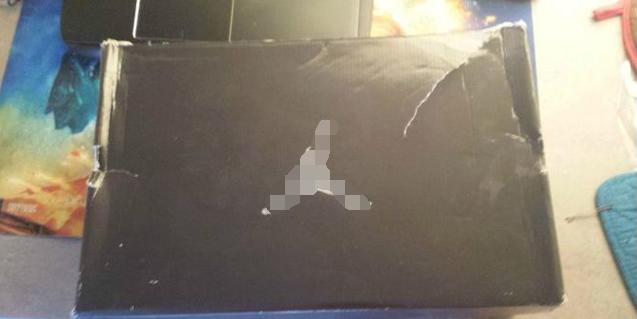 小伙在二手房里发现破旧鞋盒，打开一看，差点昏倒在地！