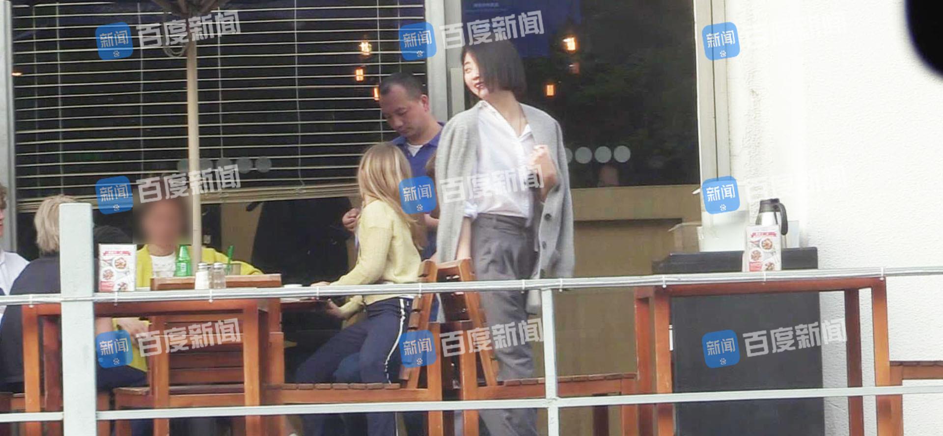 殷桃天光下会友不惧秀身材清凉衣着很风情