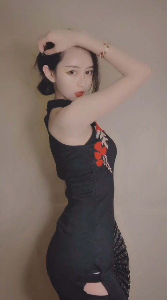 美女一袭黑色旗袍，性感十足