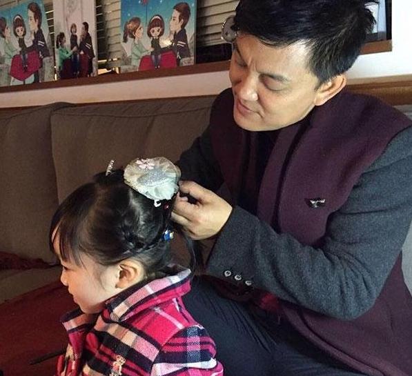 ?晒晒李锐住的豪宅，从小就培养女儿弹钢琴，教育质量太好了