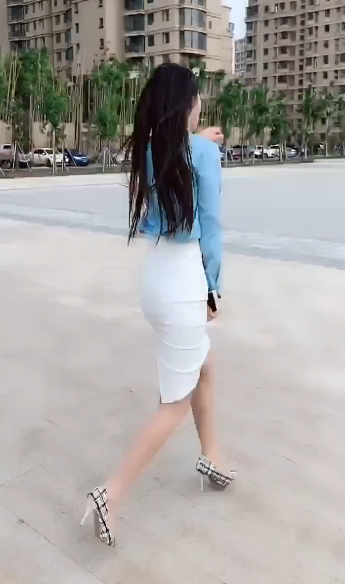 美女这是什么造型，挺别致啊