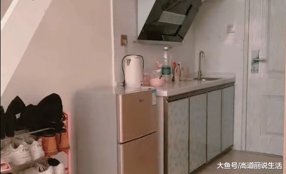 |女子住30多平米单身公寓，每月电费高达1000块，管理员：检修就断电