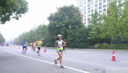 为什么有人说跑马拉松时一定要贴乳贴？不贴的话会有什么后果？