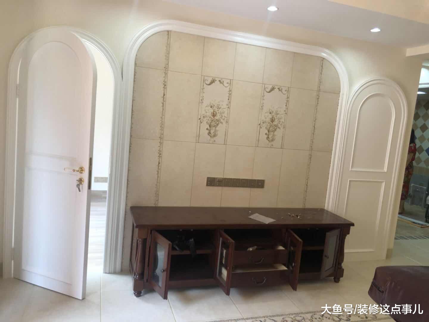 不要怕，电视背景墙上要是有门，你可以这样做！