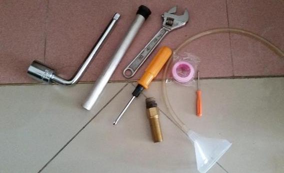 电热水器1年不洗脏成这样，老公用1分钟搞掂省下1000元