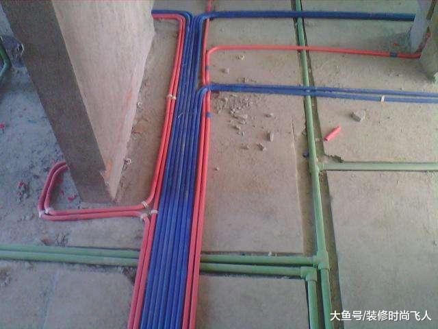 工人将电线布得横七竖八，邻居不但没责怪还给加钱，真是太聪明了