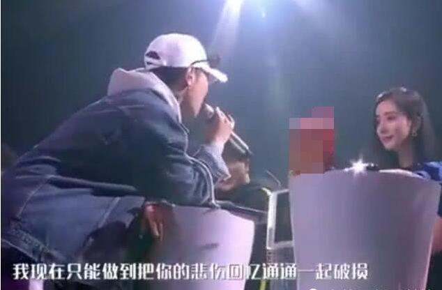 选手在现场狂撩杨幂, 大幂幂双腿做出的这一举动, 让观众沸腾了
