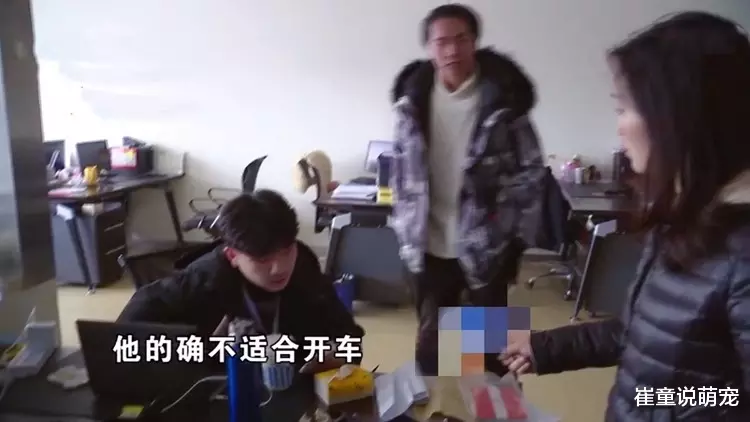 男子报考驾照，驾校宁愿退费也不肯教？教练：他不适合开车