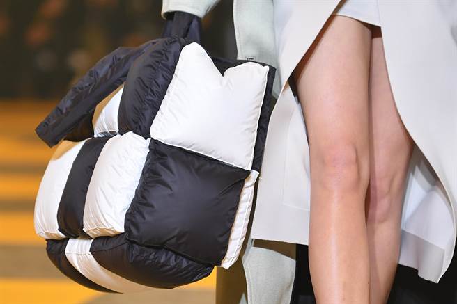 揭秘时装秀“宫斗”真相！超模后台多人伺候“争当贵妃”