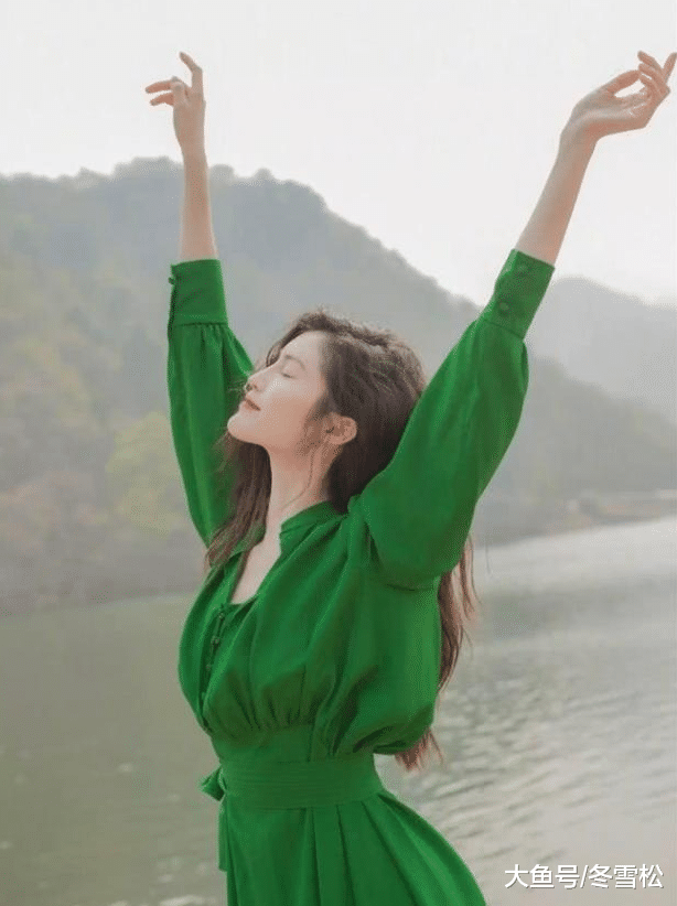 街拍：长发披肩尽显柔美温婉，维密下的何穗很接地气！