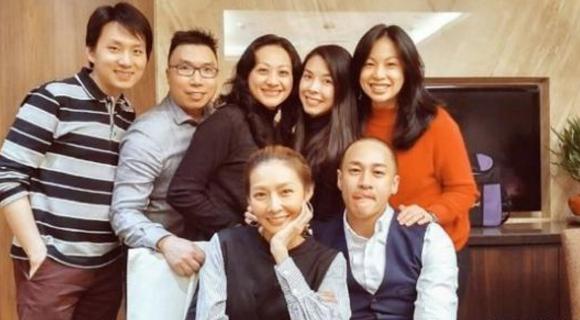 参观何润东住的豪宅，生活中很低调，一家人生活很幸福