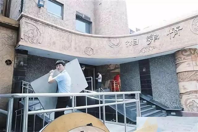 餐饮首富从4张桌子干到身家40亿，却躲到国外不敢回来