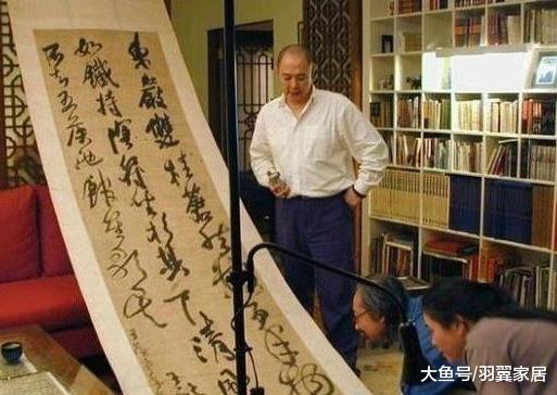 一起參觀張鐵林住的豪宅，家里擺滿了古玩，書房的空間非常大