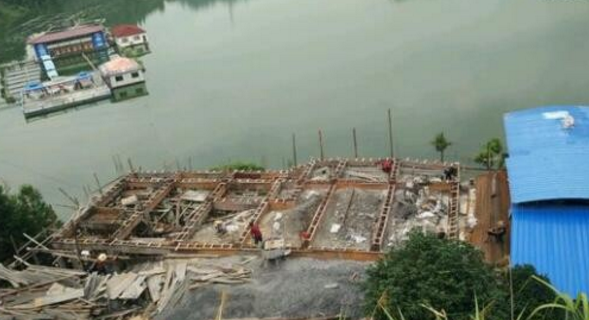 河边崖底砸60万建房，砖混结构用多孔水泥砖被吐槽