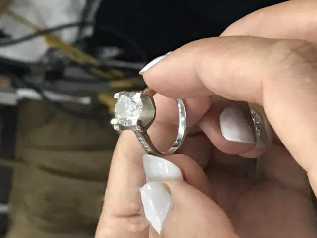 女子價值15萬的鉆戒丟失，警方機智破案后，女子這樣表示感謝