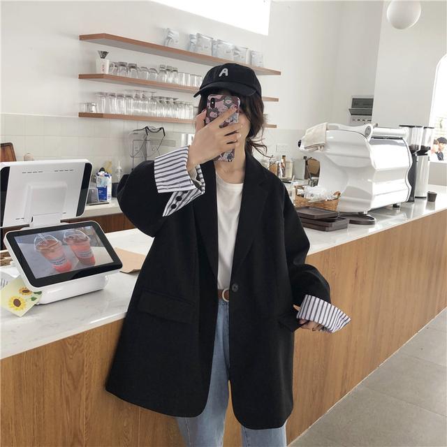 春季春游怎么穿？西装+v领碎花裙，优雅知性还遮肉