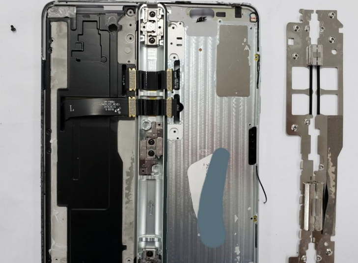 三星和华为折叠屏手机对比,三星一条折痕,华为一堆折痕?