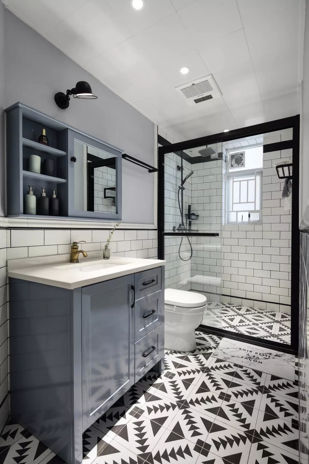 看腻了亮银色的淋浴房，那卫生间做黑框淋浴房怎么样？