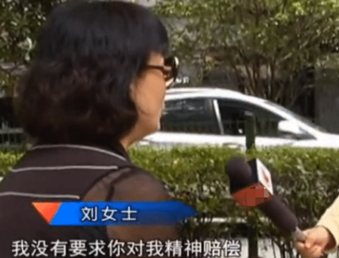 女子赤裸上身做按摩，突然被陌生男子闯入：我感觉受到了非礼