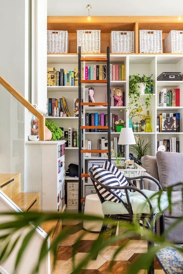 80㎡顶层爆改成4室2厅，楼梯间改玄关柜，梦幻小森林客厅谁家有！