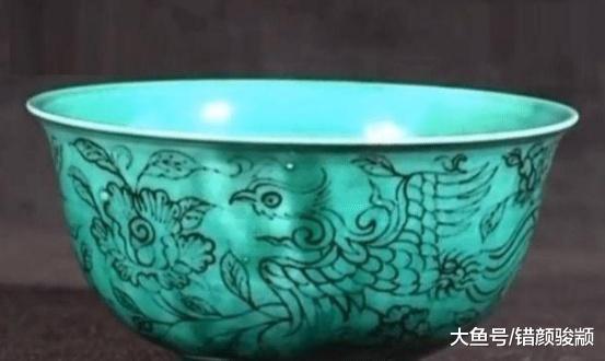 男子帶綠碗鑒寶，稱用它吃飯30年，專家用手電一照：膽大包天！