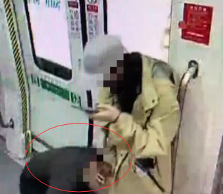 地铁上男子偷亲美女大腿被抓，警方提醒：天气炎热小心色狼！