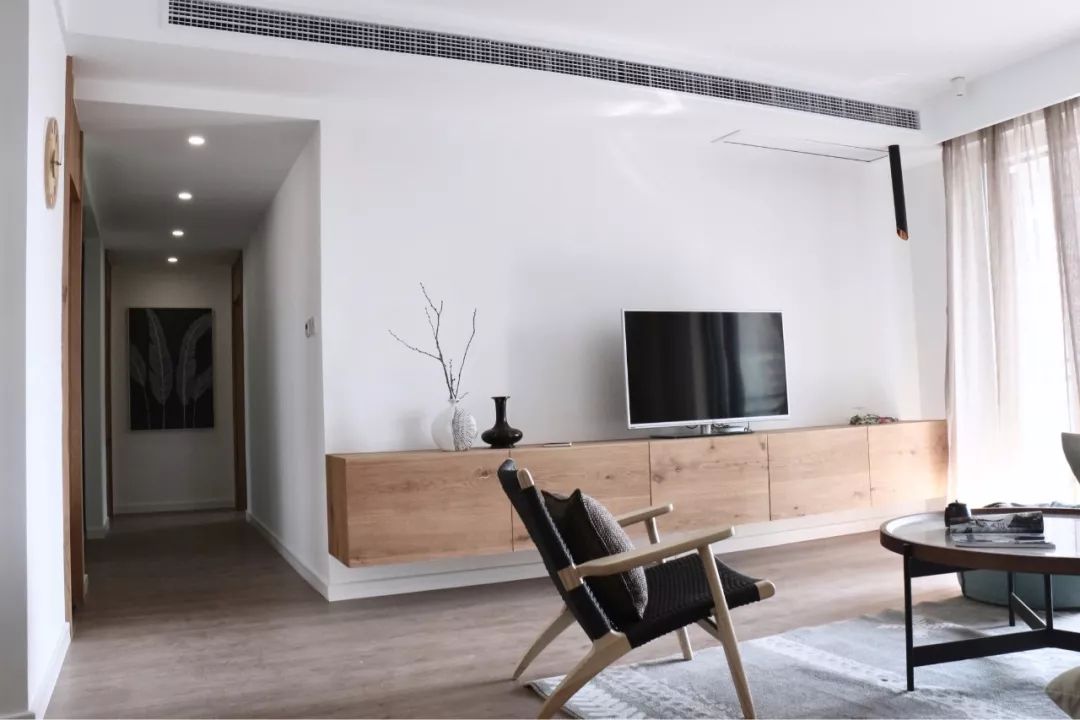 简单刷漆的电视墙，搭配精致软装，算不上高档，却也很大方！