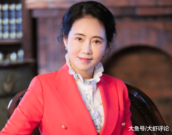 与马云一样老师出身！这位58岁的大妈，在奔驰宝马身后赚来125亿身家