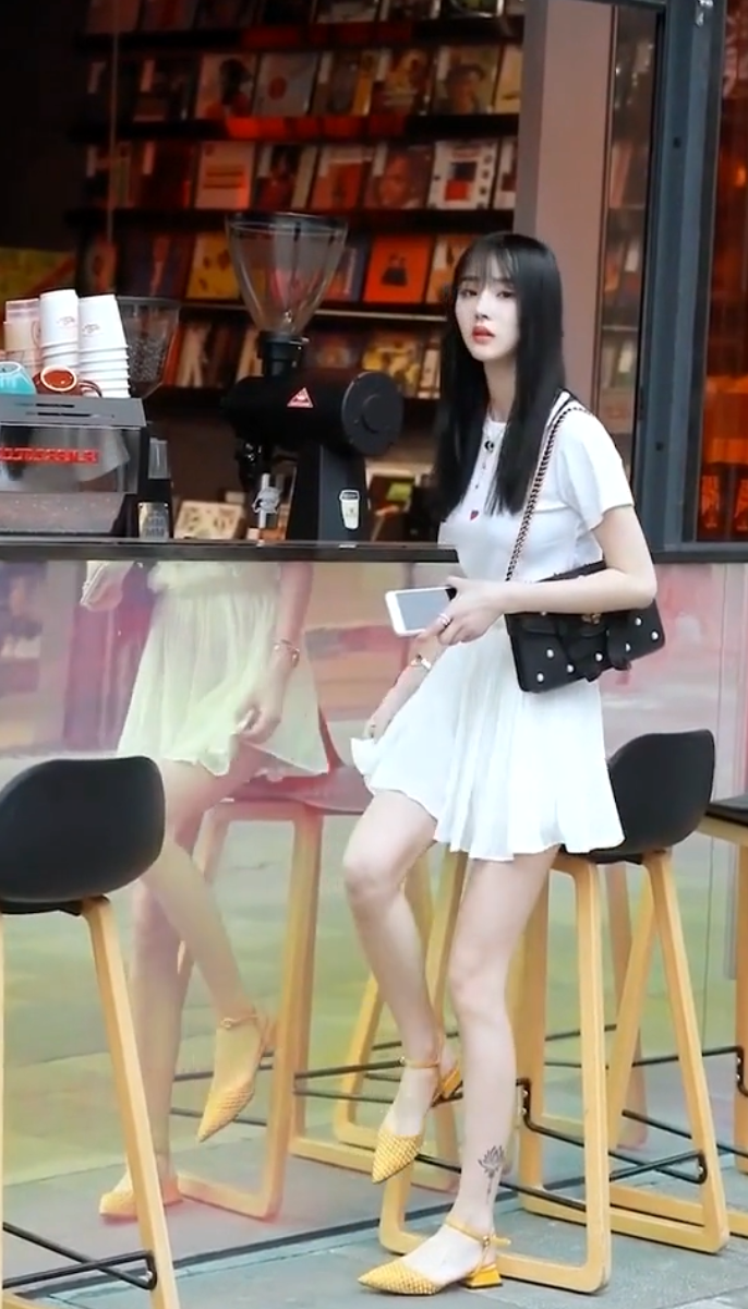 美女这样的一个回眸，能让多少人心动？