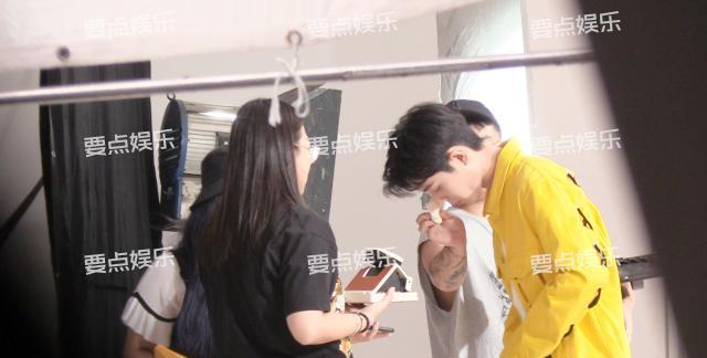 一夜爆红肖战工作接到手软？片场笑容满面迷倒众人