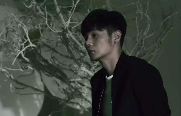 李荣浩搭高铁遗失iPad! 深夜急发文, 求拾获者: 不要把内容出来