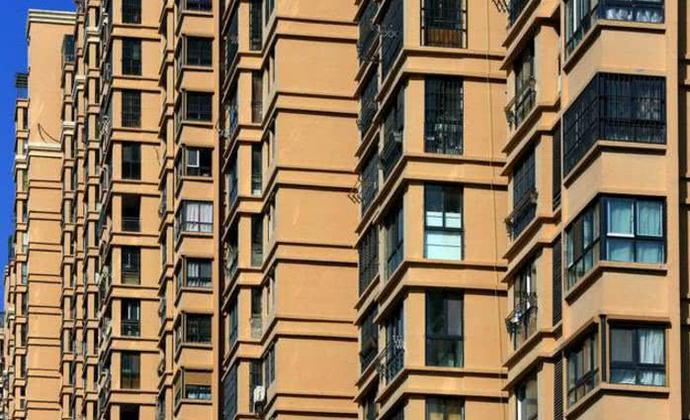 农村又一新“怪相”：拼命在县城买房的年轻人，新房不住又去打工？值得吗？