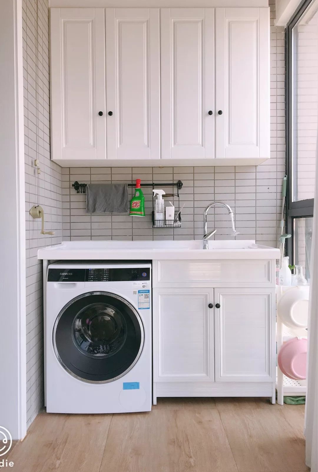 阳台装上洗手盆，实用方便，简洁美观