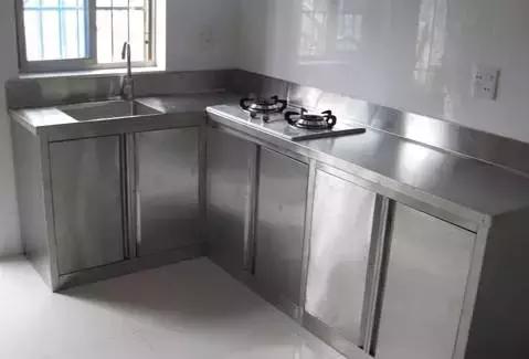 不锈钢橱柜台面比石英石耐用，消费者为什么选择的比较少