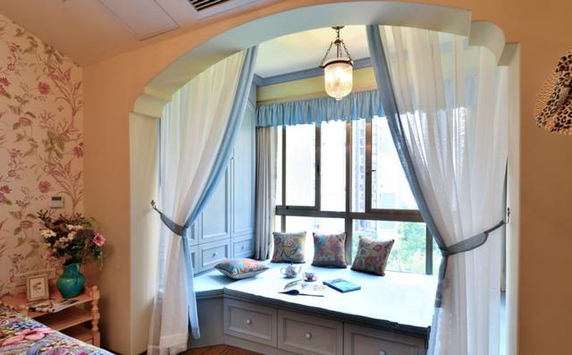 别再浪费你家飘窗了，这么设计2平能当4平用，实用漂亮收纳多
