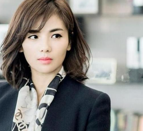 晒晒刘涛住的豪宅，室内墙面都装了原木色，装修很豪华