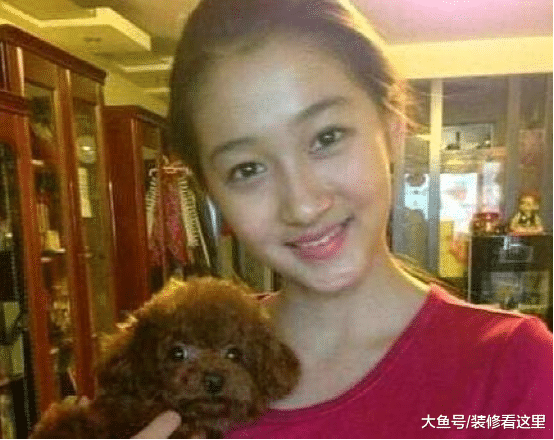 关晓彤晒出自己的住宅装修，家里古典风格，和父母住在一起