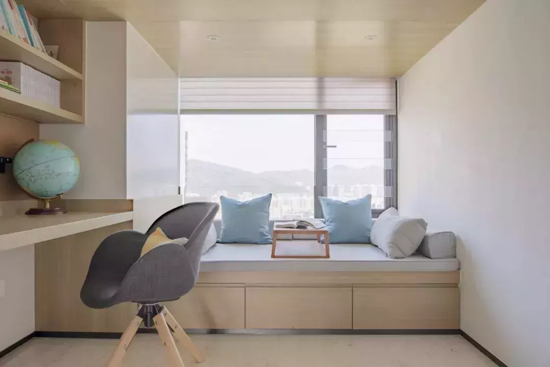 小戶型有飄窗的，可以加上一層坐墊，更加舒適