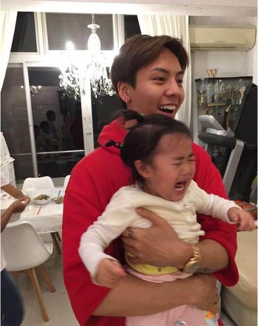 参观陈伟霆现实的豪宅,住着高档的小区,内部装修太普通了