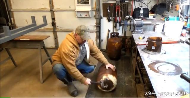 家里缺个取暖的, 牛人把煤气罐锯两刀打造成暖气炉, 网友: 心可真大!