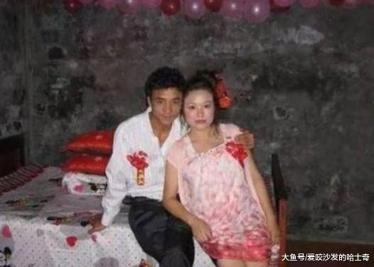 “最穷”婚礼火遍全网，新娘穿睡衣结婚，看到她头发又相信爱情了