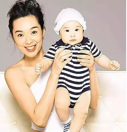 她也玩完了！陪富商裸睡，一连被爆4个男友，原来都是假清纯